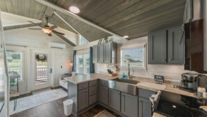 Una cocina moderna con armarios de madera oscura, una isla grande y un horno empotrado.