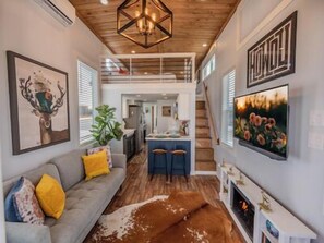 Smart TV, fireplace