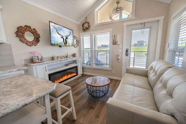 Smart TV, fireplace