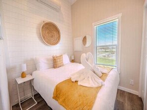 1 bedroom, free WiFi, bed sheets - Hill Country Hangout - 187 (Fredericksburg)