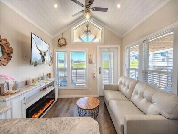 Smart TV, fireplace