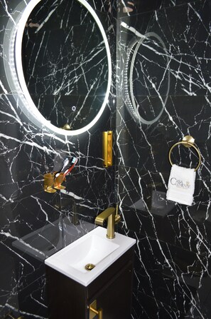 Douche, serviettes fournies, savon, papier toilette