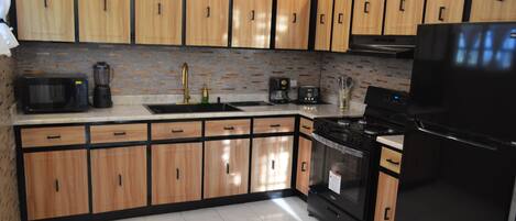 ميكروويف، فرن، موقد طهي مسطح، ماكينة لصنع القهوة/الشاي