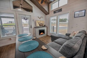 Smart TV, fireplace