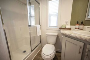 毛巾、肥皂、洗发水、卫生纸