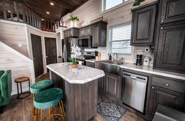 Kylskåp, mikrovågsugn, ugn och spishäll