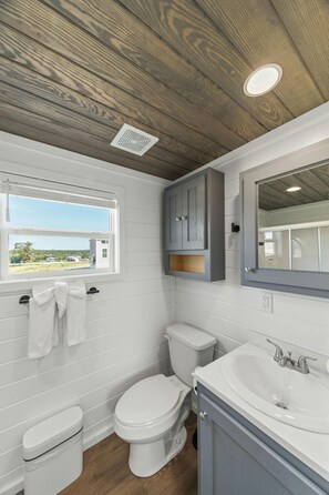 Towels, soap, shampoo, toilet paper - A Walk In The Clouds - 224 (Fredericksburg)