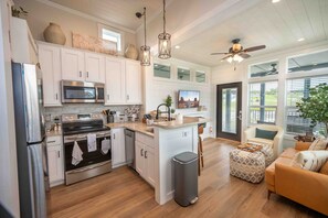 Een koelkast, een magnetron, een oven, een kookplaat