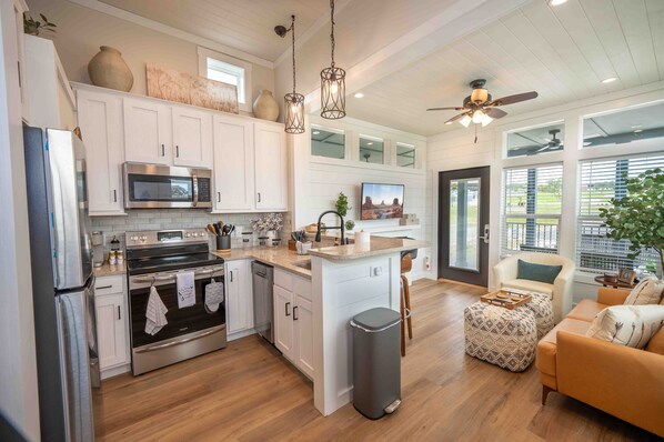 Kühlschrank, Mikrowelle, Ofen, Herdplatte