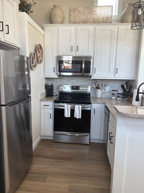 Kühlschrank, Mikrowelle, Ofen, Herdplatte