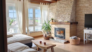 Una Smart TV, una chimenea