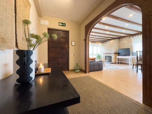 Villa with swimming pool, jacuzzi and sea views - 5 min from the port of Cudillero