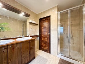Douche, baignoire Ă jets, sĂšche-cheveux, bidet