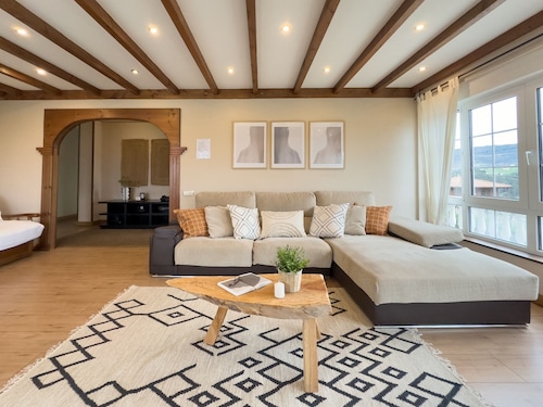 Villa with swimming pool, jacuzzi and sea views - 5 min from the port of Cudillero