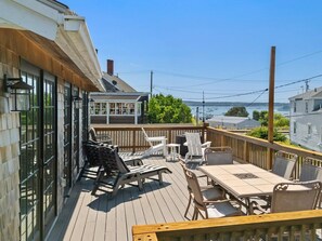 Outdoor dining - Harborside Cottage, walk to downtown (Rockland)