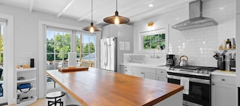 Harborside Cottage, walk to downtown