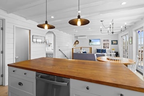 Interior - Harborside Cottage, walk to downtown (Rockland)
