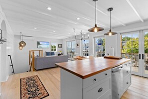 Interior - Harborside Cottage, walk to downtown (Rockland)