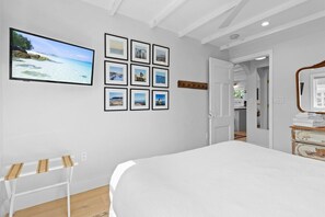 3 bedrooms, iron/ironing board, free WiFi, bed sheets - Harborside Cottage, walk to downtown (Rockland)