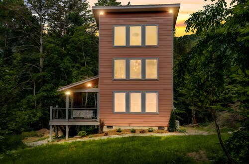 Pet Friendly Barbie House w/ Hot Tub, 5 Min from Town/15 Min to Asheville