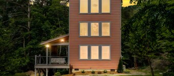 Pet Friendly Barbie House w/ Hot Tub, 5 Min from Town/15 Min to Asheville