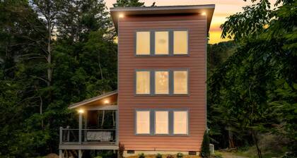 Pet Friendly Barbie House w/ Hot Tub, 5 Min from Town/15 Min to Asheville