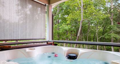 Pet Friendly Barbie House w/ Hot Tub, 5 Min from Town/15 Min to Asheville