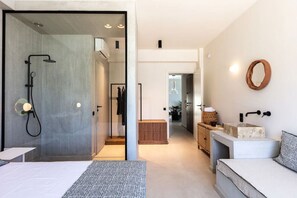3 bedrooms, desk, iron/ironing board, travel cot - Award Winning Villa w BBQ, Sauna & 250m to Beach (Μυρθιανος Πλακιάς)