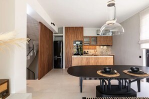 Dining - Award Winning Villa w BBQ, Sauna & 250m to Beach (Μυρθιανος Πλακιάς)