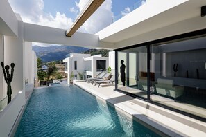 A heated pool - Award Winning Villa w BBQ, Sauna & 250m to Beach (Μυρθιανος Πλακιάς)