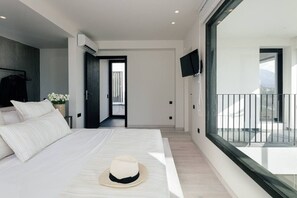 2 bedrooms, desk, iron/ironing board, travel cot - Luxury Villa w BBQ, Pool & Steps to the Beach (Μυρθιανος Πλακιάς)