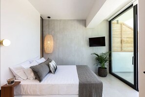 5 bedrooms, desk, iron/ironing board, travel crib