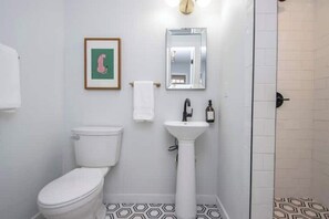 مجففات شعر، صابون، ورق حمّام