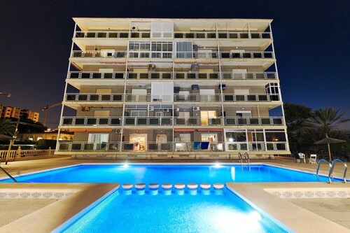 Lägenhet med 2 sovrum, Wi-Fi, luftkonditionering, havsutsikt, pool och garage.