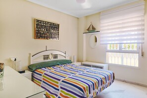 2 bedrooms, desk, WiFi, bed sheets