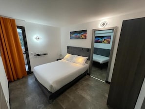 Chambre Triple Confort | Rideaux occultants, fer et planche à repasser, lits bébé (gratuits)