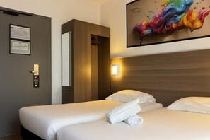 Comfort Twin Room | Wardrobe - Hotel Urban Style Cannes Mouans-Sartoux (Mouans-Sartoux)