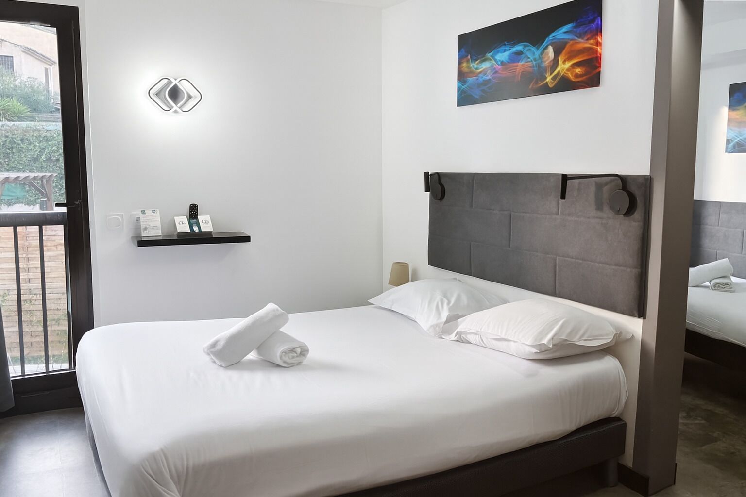 Blendingsgardiner, strykejern/-brett og barnesenger (inkludert)