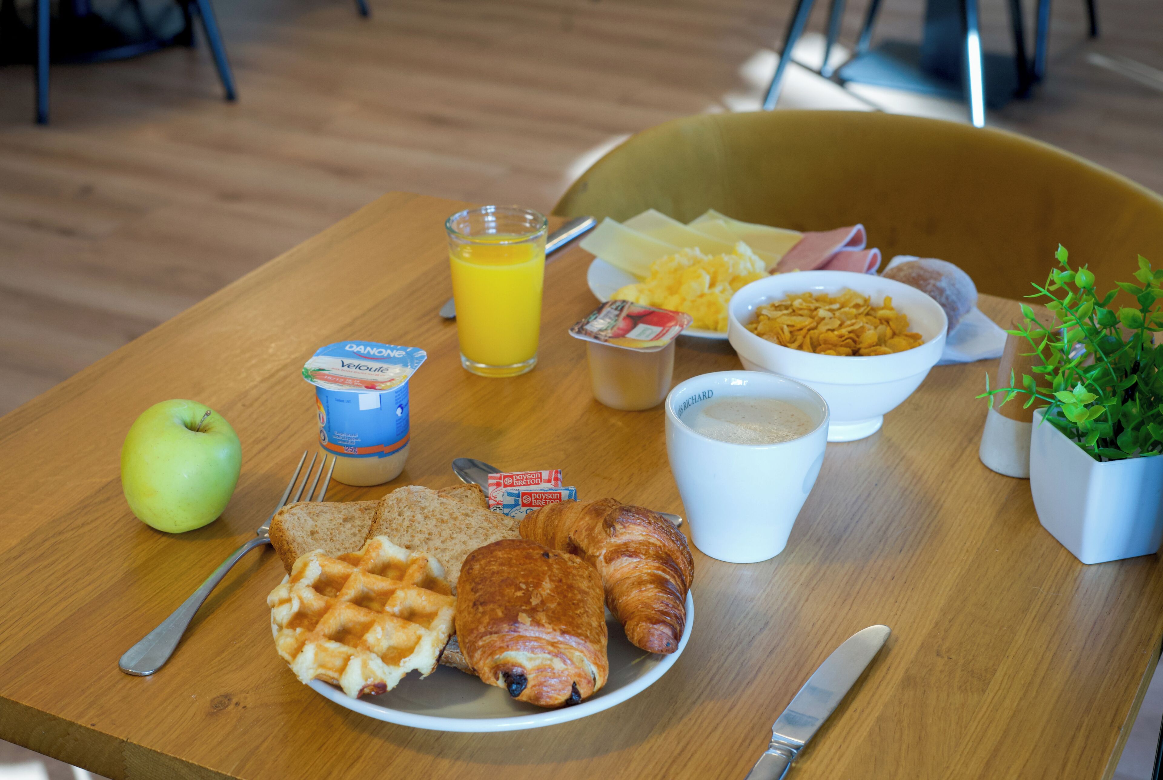 Bữa sáng buffet hàng ngày (10.90 EUR/mỗi người) 