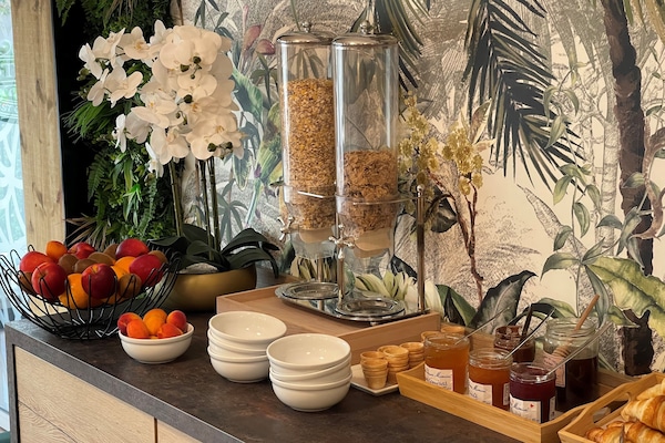 Desayuno buffet (EUR 10.90 por persona)