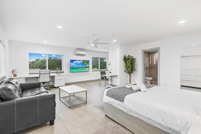 Unique Retreat - Unit D: Cool 2nd-Floor Retreat