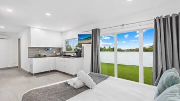1 habitación, tabla de planchar con plancha y ropa de cama