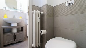 Douche, sèche-cheveux, bidet, serviettes fournies