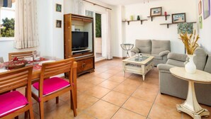 Ferienhaus, 4 Schlafzimmer, Terrasse | Wohnzimmer
