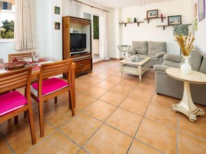 House, 4 Bedrooms, Terrace | Living room