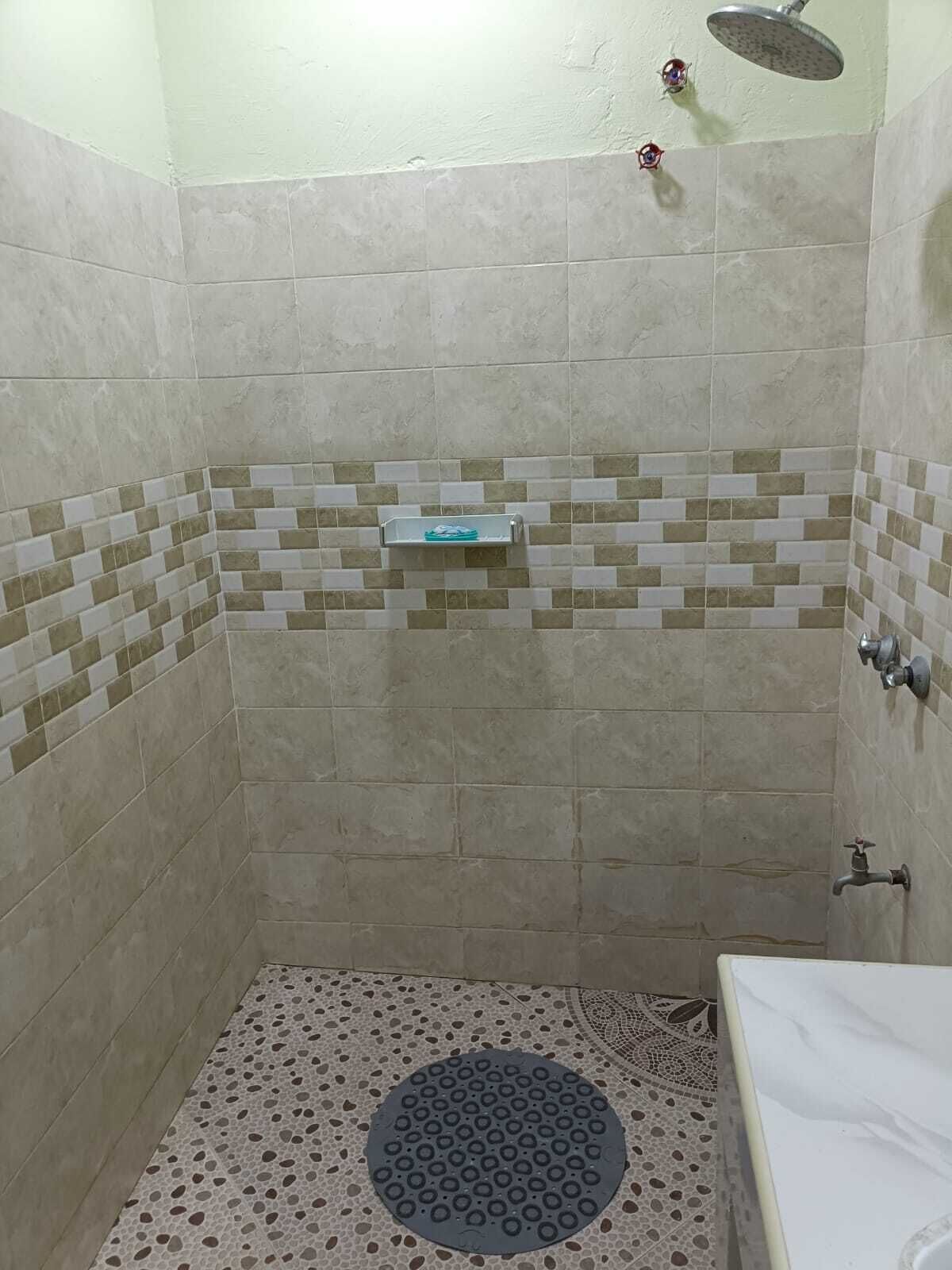 Estudio Deluxe | Baño | Ducha, zapatillas, toallas y jabón