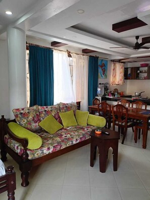 Classic Studio, City View | Living area | 24-inch Smart TV with digital channels - CaliTwapa Studios Mtwapa (Mtwapa)