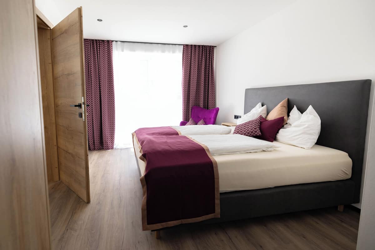 Condo, 2 Bedrooms, Sauna, Mountain View