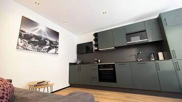 Basic-Apartment, 2 Schlafzimmer, Bergblick | Eigene Küche | Großer Kühlschrank, Mikrowelle, Ofen, Herdplatte