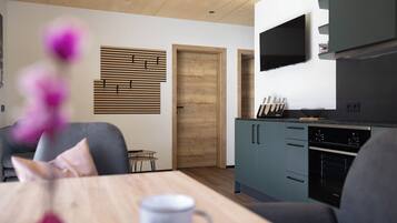 Appartamento Comfort, 2 camere da letto, balcone, vista montagna | Cucina privata | Frigorifero con congelatore, microonde, forno, piano cottura